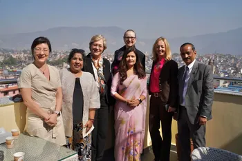 Esperanza Dias, leder av Pandemi senteret ved UiB, Bernadette Kumar, Hanne FH, Dekan Professor Dibya Singh Shah, Jeanette H. Magnus, Ingeborg Haavardsson og Dr. Saroj P. Ojha p? Tribhuvan Universitet i Kathmandu.
Vi hadde ogs? gleden av ? m?te Torun Dramdal, Norges ambassad?r i Nepal. Hun fortalte om Ambassadens initiativ og ǲֹ_ǲptֻͻ˵¼sprosjekt. Hun var imponert over aktivitetene og spesielt interessert i det planlagte ǲֹ_ǲptֻͻ˵¼et relatert til Women in Global Health. P? tur til Dhulikhel stoppet vi i Bhaktapur, et UNESCO World Heritage Site. Byen er fra det 12 ?rhundre og ble skadet i jordskjelvet i 2015 og Norge har bist?tt inn i restaureringsarbeidet.
Les reisebrevet fra Nepal-turen av Jeanette H. Magnus.